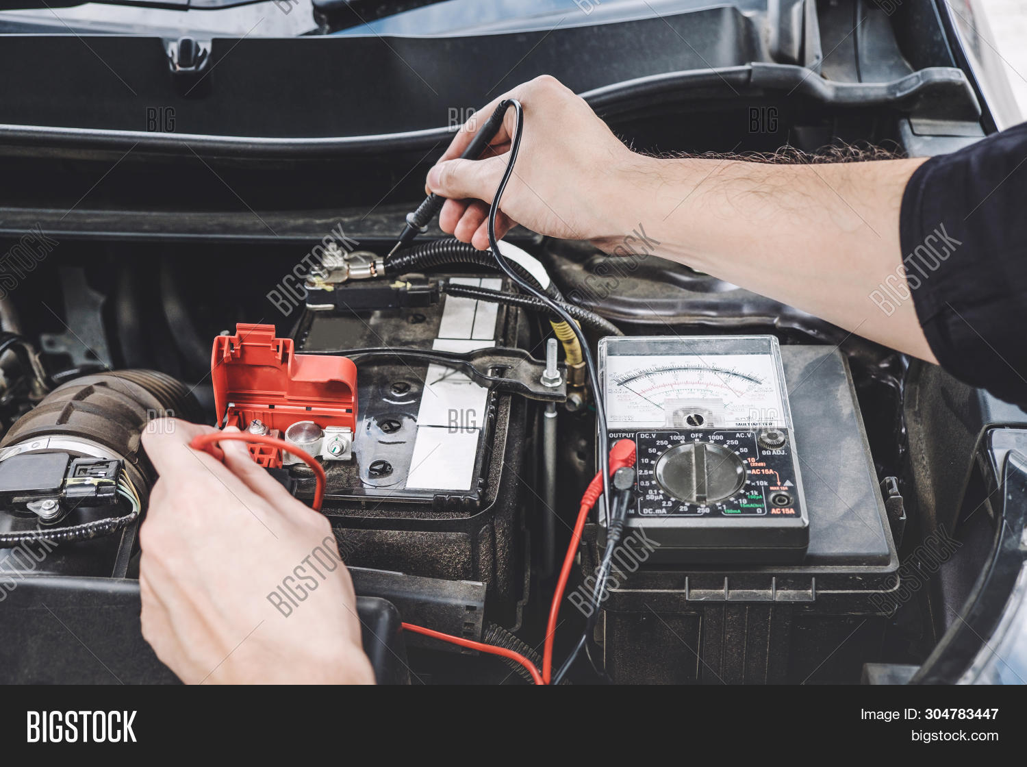 Полностью разряженный аккумулятор. Аккумуляторная установка. Тойота платц 1,5 2002 акб. Полностью разрядившийся автомобильный аккумулятор. Зарядка аккумулятора автомобиля белая.