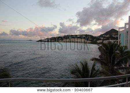 Západ slunce nad Carribean při pohledu z Balxony na maják 3C při pohledu směrem k Westin Resort