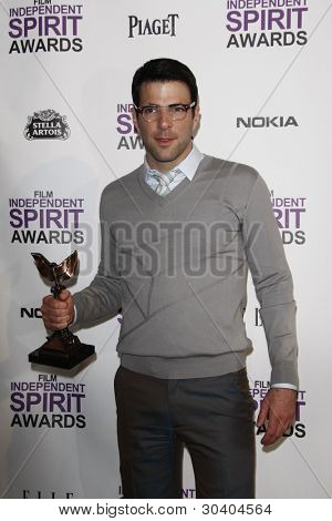 SANTA MONICA, CA - FEB 25: Zachary Quinto v tiskovém centru ve filmu 2012 nezávislého ducha dalš