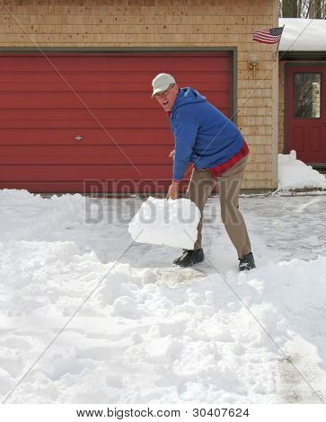 Optimistiske mand skovle sne