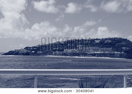 S výhledem na rekreační oblast od majáku 3C vlastnosti Dawn Beach v Saint Marten