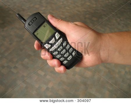 Téléphone portable dans la main droite