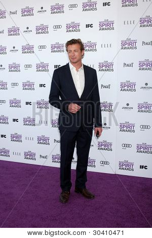 LOS ANGELES - FEB 25: Simon Baker přijde v roce 2012 Film Independent Spirit Awards na pláž o