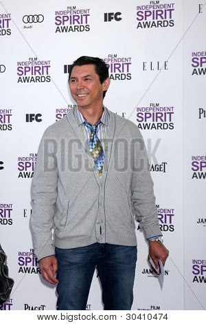 Los Angeles feb 25: Lou Diamond Phillips kommt bei der 2012-Film independent Spirit bei th Awards