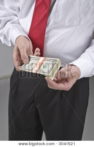 男子提供资金
