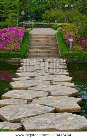 Sentiero sassoso attraverso il giardino