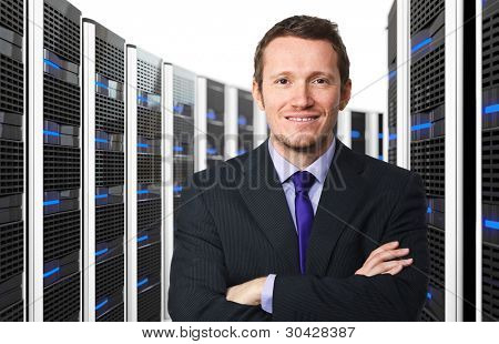 서버와 행복 한 노동자의 많은 데이터 센터의 3d 이미지