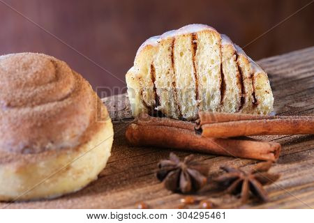 Sinnabon Buns. Sinabon Rolls With Cream Cheese. Sinabon - Homemade Cinnamon Baking.