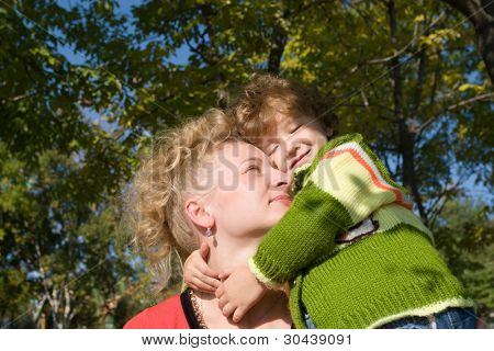 Mamma abbraccia la figlia preferita.