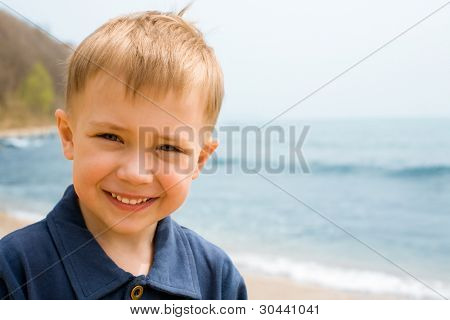 Usmíval se chlapce na pozadí sea.boy 4 roky