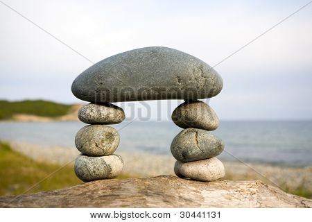 Abstrakt arch fra en naturlig sten på en baggrund af havet