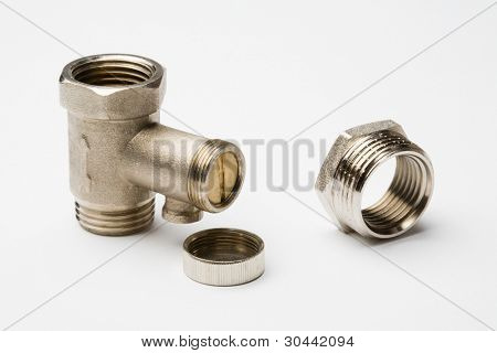 Nové bezpečnostní ventil a nut(adapter) izolované na bílém.