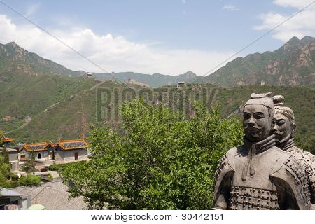Statue di guerrieri di pietra antica cinese sulla grande muraglia. Vicino a Pechino.