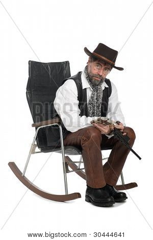 Un hombre disfrazado de un retro con un Mauser y un frasco en sus manos.