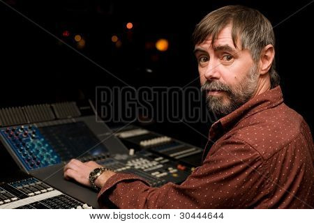 Tontechniker für sound-Mixer Konsole in einem Nachtclub.