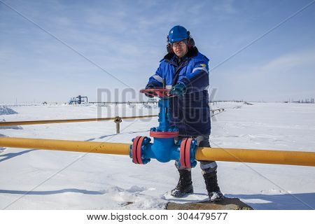The Mechanic - The Repairman , Operator Production Gas, Oil, Gas Industry. Gas Conditioning Equipmen