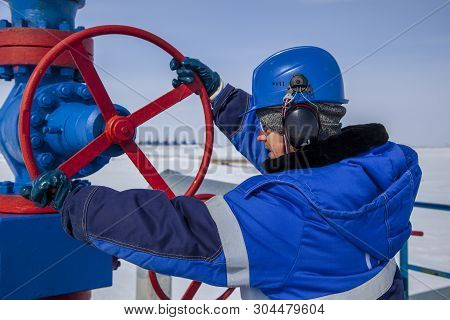 The Mechanic - The Repairman , Operator Production Gas, Oil, Gas Industry. Gas Conditioning Equipmen