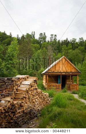 Casa in legno per viaggiatori nella foresta. Legno fornito.