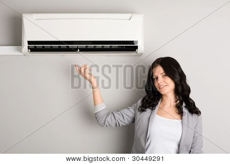 Belle brune se présente sur un nouveau climatiseur