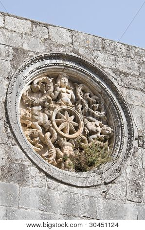 托姆巴 di Rotari。蒙特圣天使。普利亚大区。意大利。