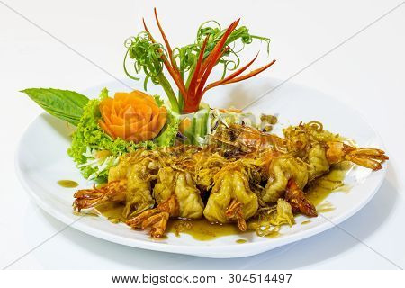 Shrimp With Tamarind Sauce : Deep Fried Golden Brown Shrimp With Tamarind Sauce Decorate With Carot