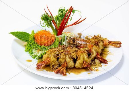 Shrimp With Tamarind Sauce : Deep Fried Golden Brown Shrimp With Tamarind Sauce Decorate With Carot