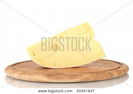 ? heese su tavola di legno isolata on white