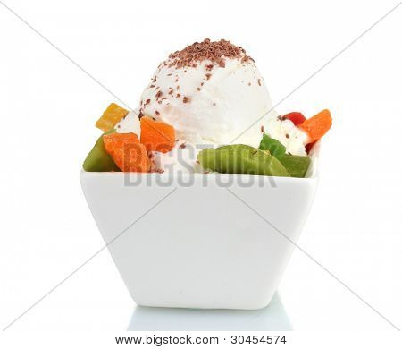 lahodná vanilková zmrzlina s čokoládou a ovoce v míse izolovaných na bílém