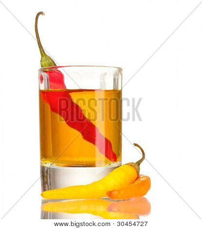 verre de poivre rouge et vodka chili peppers isolé on white
