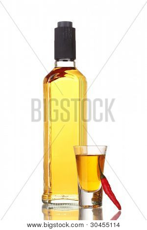 bouteille et verre de poivre rouge et vodka piment isolé on white