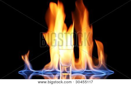 Vodca Flaming sur fond noir