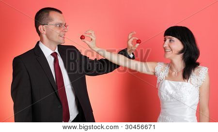 Mutlu gülümseyerek gelin ve damat