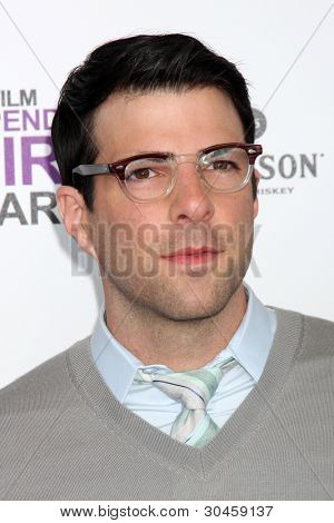 LOS ANGELES - FEB 25: Zachary Quinto dorazí na 2012 Film Independent Spirit Awards na pláži