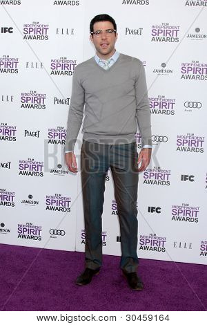 LOS ANGELES - FEB 25: Zachary Quinto dorazí na 2012 Film Independent Spirit Awards na pláži