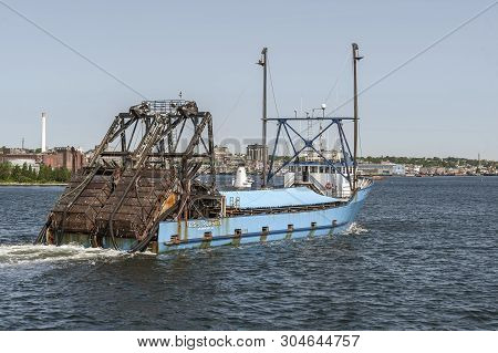 New Bedford, Massachusetts, Usa - June 3, 2019: Clammer E.s.s. Pursuit Returning From Trip With Tarp