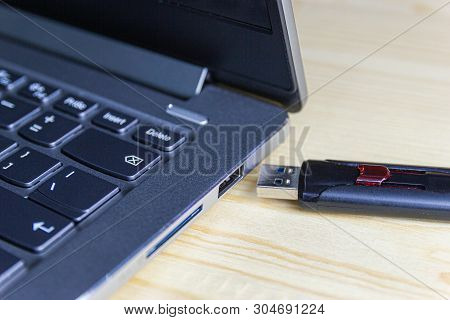 Flash Drive With Laptop Computer For Conncet To Usb Port Plug-in Laptop For Transfer And Backup Busi