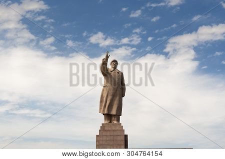 Kashgar, Xinjiang, China - August 14, 2012:  A Statue Of Mao Zedungin In The City Of Kashgar, Xinjia