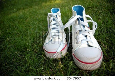 Mädchen-Sportschuhe im Gras