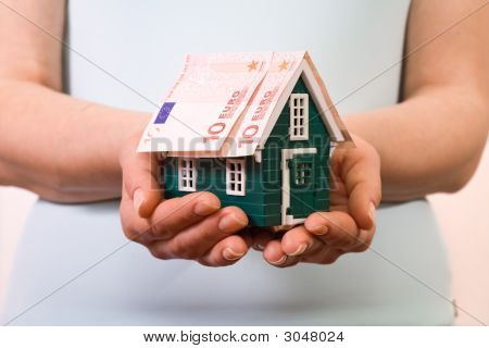 Home Versicherung-Konzept mit Euro-Banknoten