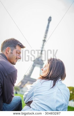 Unge romantiske par sidder i Paris