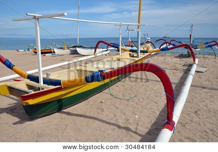 Bali rybářské lodi na pláži v Sanur, Indonésie.