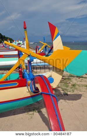Closeup Bali rybářských člunů na pláži v Sanur, Indonésie.