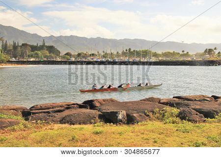 Oahu, Honolu - 4/30/2018 - People Paddeling The Tradional Outrigger Canoe On The Ocean Of Hawaii