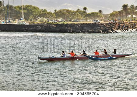 Oahu, Honolu - 4/30/2018 - People Paddeling The Tradional Outrigger Canoe On The Ocean Of Hawaii