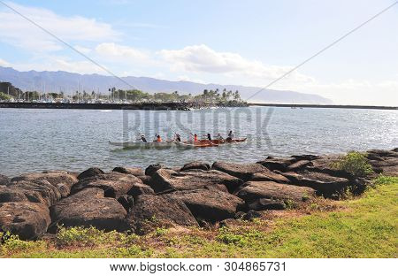Oahu, Honolu - 4/30/2018 - People Paddeling The Tradional Outrigger Canoe On The Ocean Of Hawaii