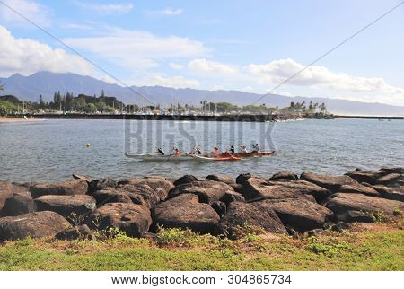 Oahu, Honolu - 4/30/2018 - People Paddeling The Tradional Outrigger Canoe On The Ocean Of Hawaii
