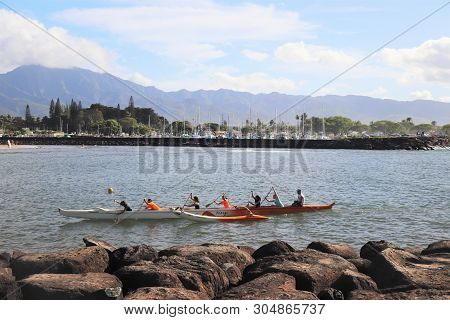Oahu, Honolu - 4/30/2018 - People Paddeling The Tradional Outrigger Canoe On The Ocean Of Hawaii