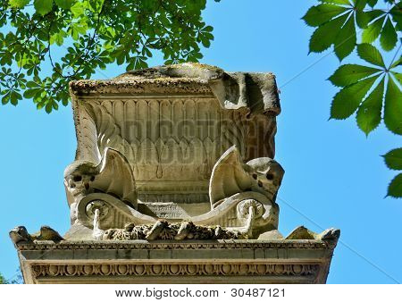 Macabro monumento al cimitero di Père Lachaise a Parigi, Francia