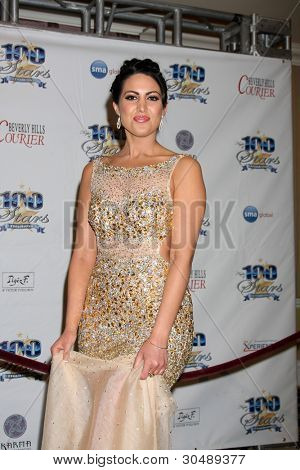 LOS ANGELES - 26 FEB: Estrella Nouri arriva alla 