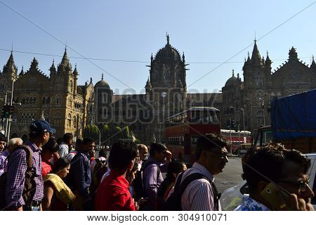 Mumbai, India - January, 2017: Crowd Of People Crossing Street On Background Of Chhatrapati Shivaji 